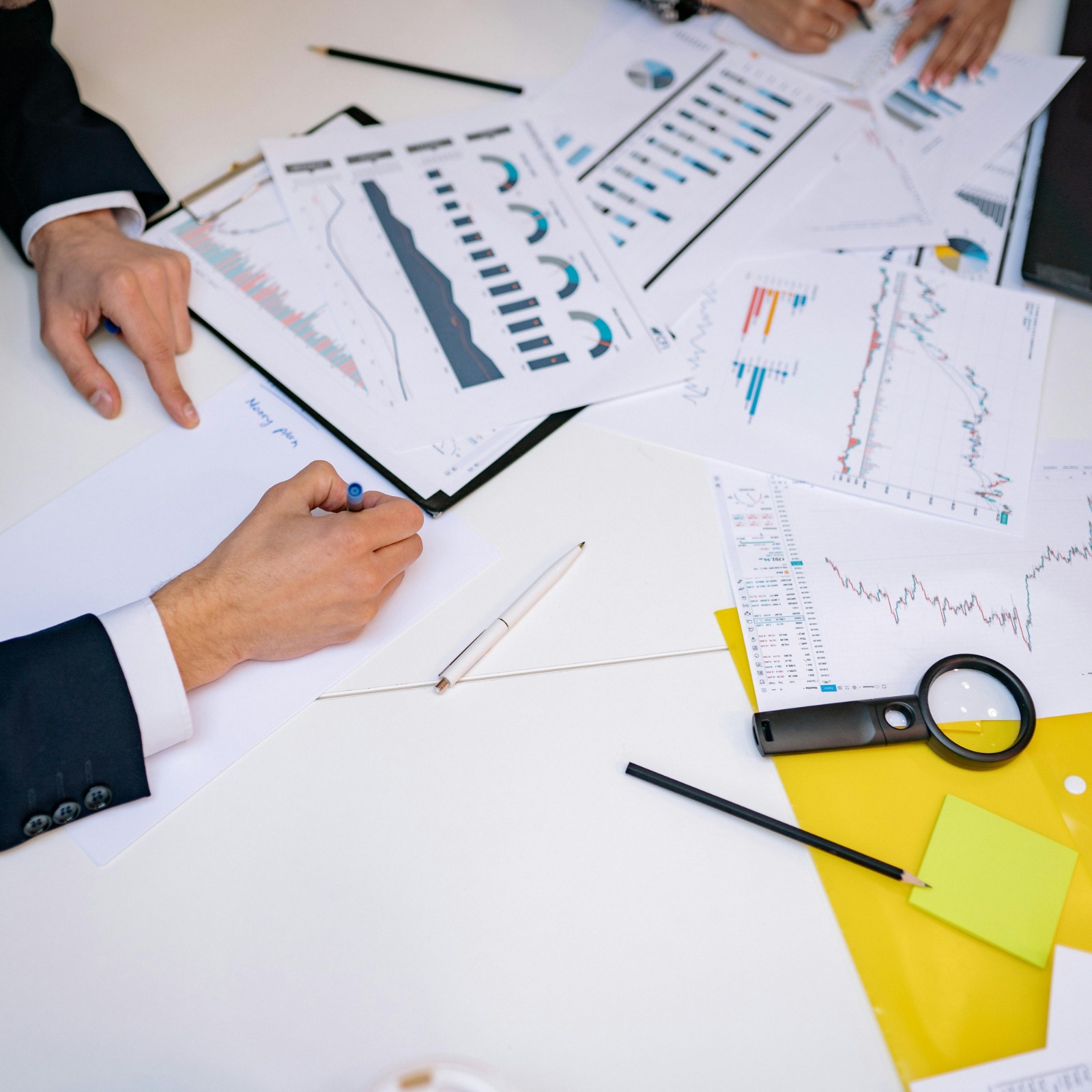 Team al lavoro su un progetto di sviluppo digitale su misura